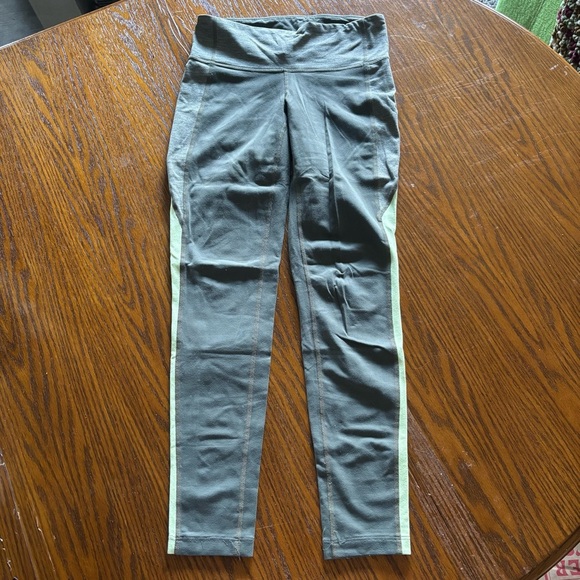 Athleta Two-Tone Green Ankle Tight Leggings - Womens Yoga Workout Pants Size XS - Picture 2 of 6